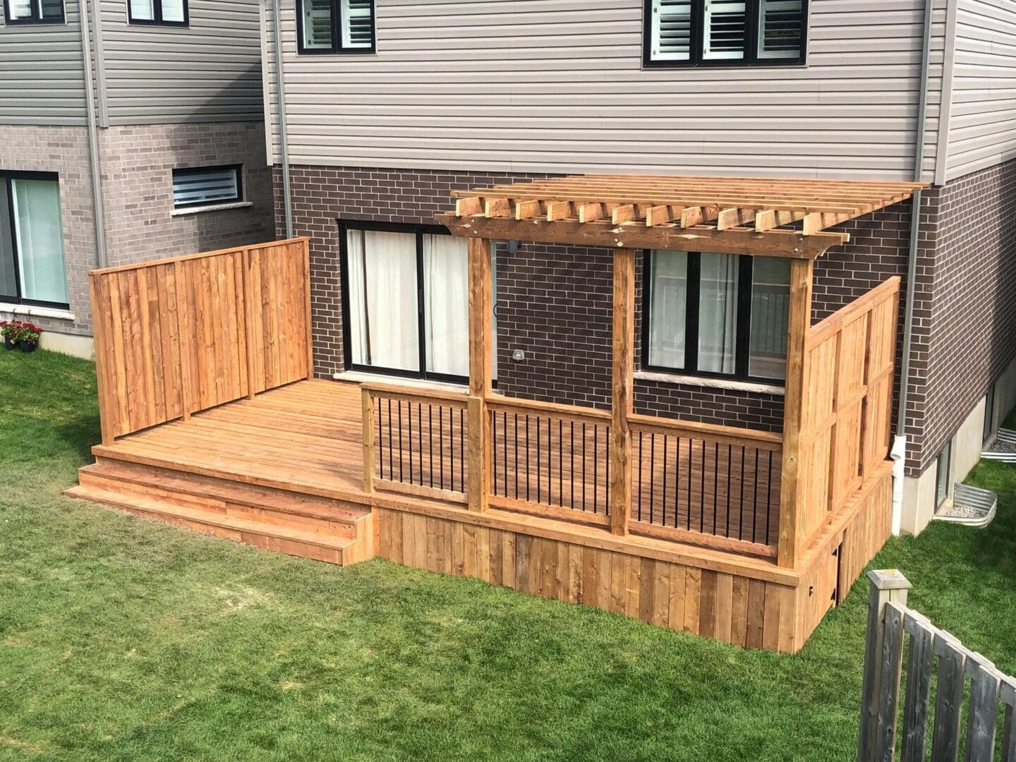 Deck & Fence contractor in Kitchener-Waterloo.